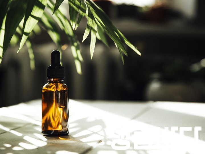 사본 -yellow-glass-bottle-with-cosmetic-essential-oil-and-green-leaves-on-background.jpg