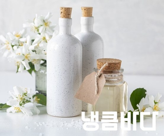 spa-concept-with-jasmine-flowers-on-a-white-background-copy-space_127032-1795.jpg