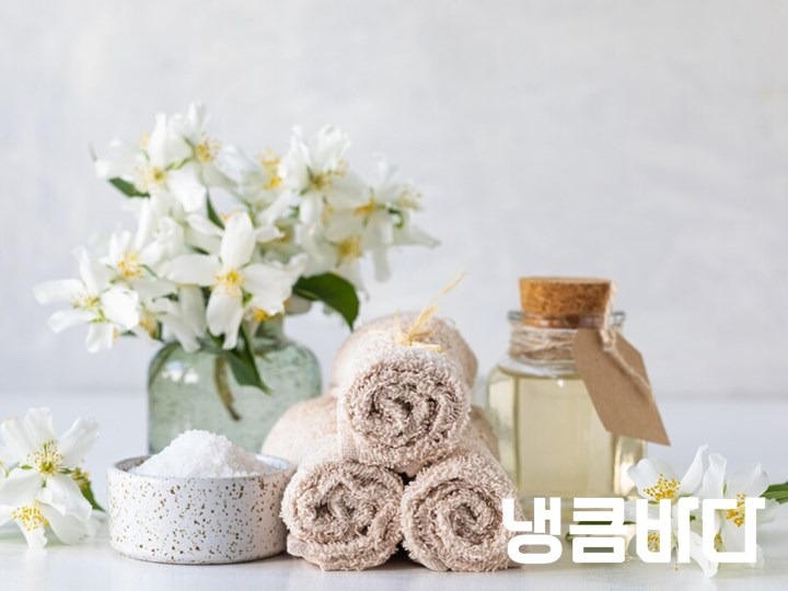 spa-concept-of-jasmine-oil-with-bath-salt-and-flowers_127032-1757.jpg