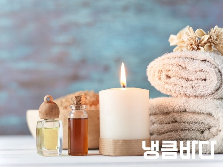 towels-candle-and-massage-oil-on-white-table.jpg