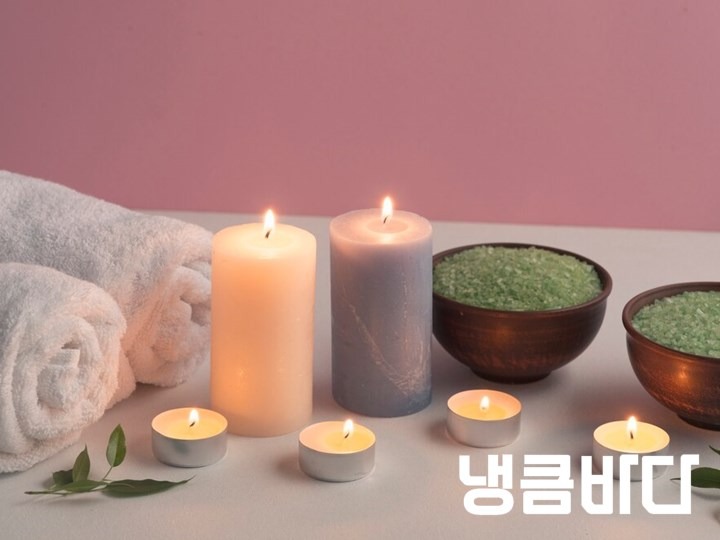 green-herbal-bath-salt-and-towels-with-illuminated-candles-on-white-table_23-2147867859.jpg