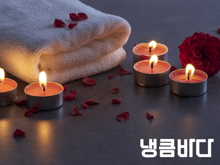 spa-composition-of-candles-and-rose.jpg
