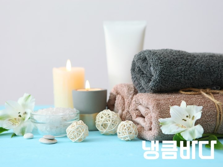 spa-composition-with-towels-and-care-products-on-the-table-with-place-for-text.jpg