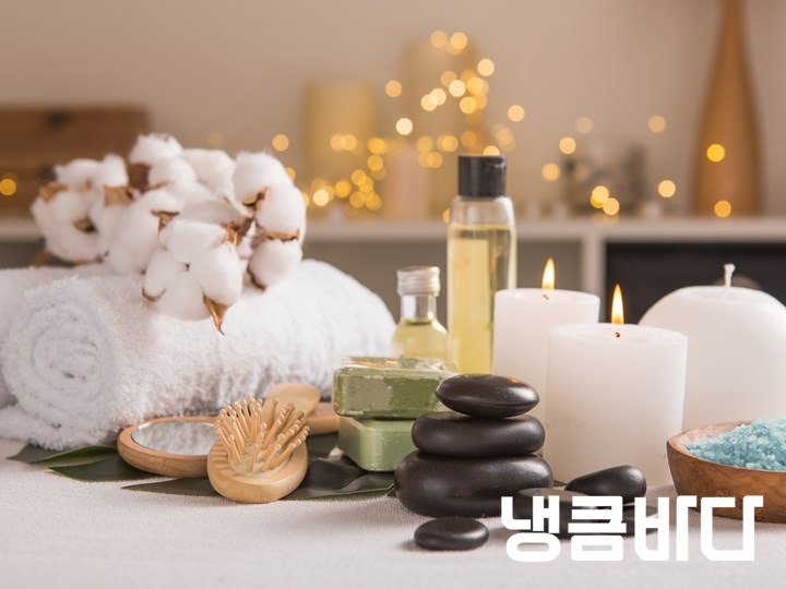 spa-composition-with-christmas-decoration-holiday-spa-treatment-zen-and-relax-concept.jpg