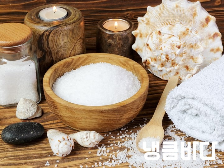 concept-spa-with-sea-salt-and-candles-on-the-wooden-background.jpg