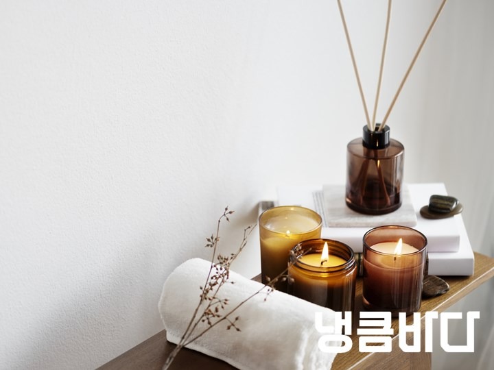 aromatherapy-table-setting-with-scented-candles-and-towel.jpg