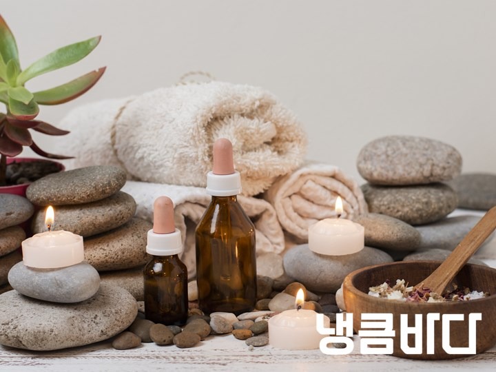 arrangement-with-spa-stones-and-lit-candles.jpg