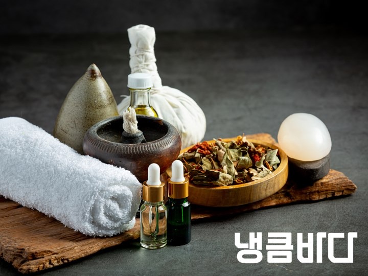 herbal-compress-and-herbal-spa-treatment-equipments-put-on-dark-floor.jpg