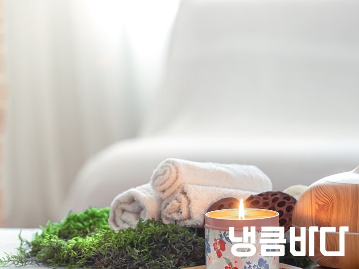 spa-composition-with-the-aroma-of-a-modern-oil-diffuser-with-body-care-products.jpg