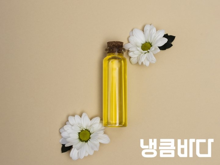 top-view-little-bottle-of-oil-with-flowers.jpg