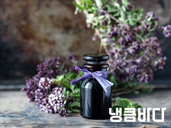 oregano-essential-oil-in-glass-bottle-on-wooden-table-copy-space.jpg
