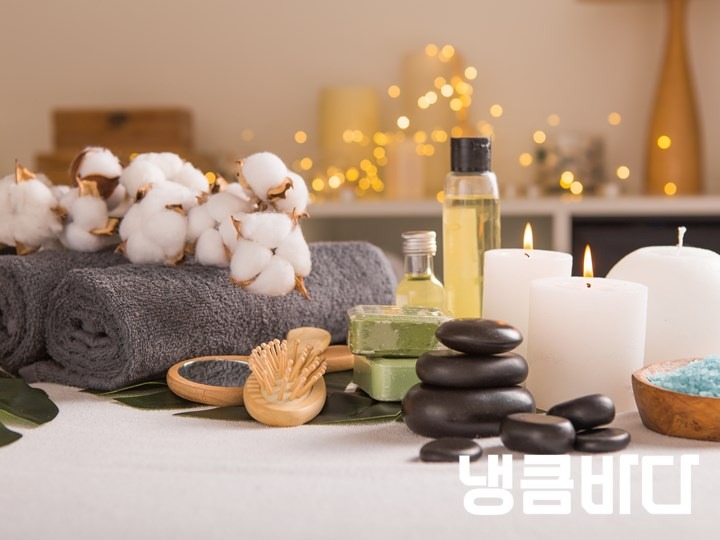 spa-composition-with-christmas-decoration-holiday-spa-treatment-zen-and-relax-concept (1).jpg