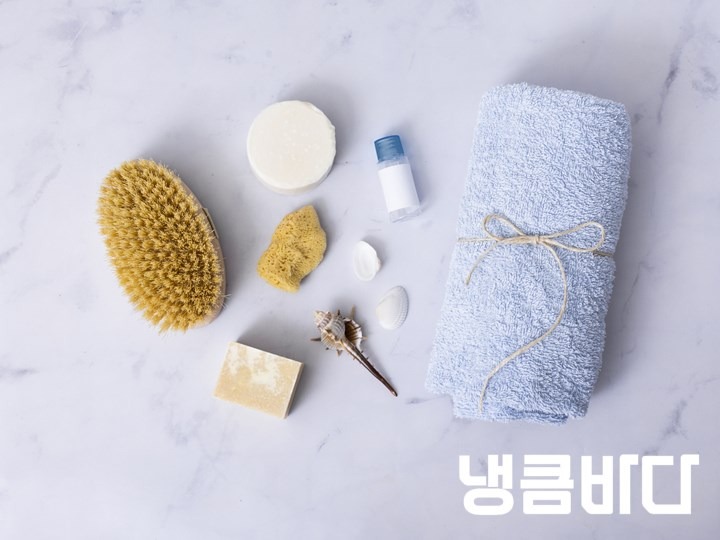 flat-lay-bath-concept-on-marble-background.jpg